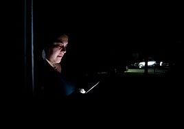 Usuaria en plena consulta de su móvil.