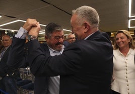 El nuevo presidente del Real Club Náutico, Pity Sánchez, celebra su victoria en las elecciones de este martes con Sebastián Sansó.