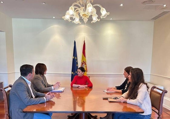Imagen de archivo de una reunión entre Candelaria Delgado y Sira Rego con sus respectivos equipos.
