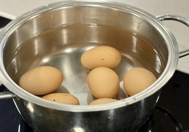 Cocemos los huevos