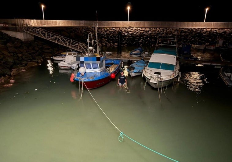 David Delgado, hace unas semanas, cuando denunció la escasa profundidad de la lámina de agua de la dársena interior del muelle.