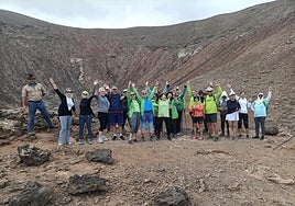 Un equipo de guías acompaña a los participantes en cada ruta.