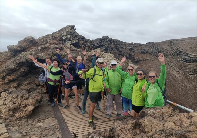 Parte del grupo de senderistas, en el mirador del Calderón Hondo, en Lajares.