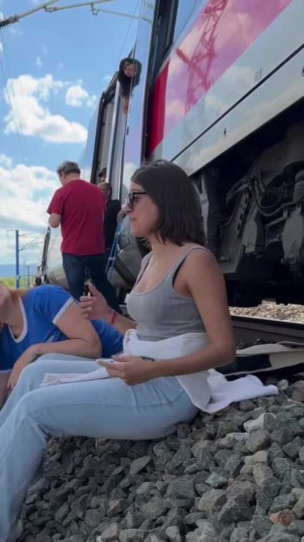 Ana Guerra y Leire Martínez amenizan la espera en un tren parado por el apagón