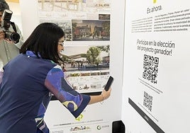 La alcaldesa de Las Palmas de Gran Canaria, Carolina Darias, escaneando el código QR para votar a su proyecto favorito.