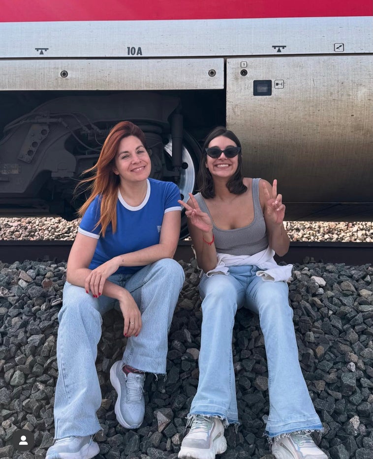 Ambas artistas amenizaron con música la espera en el tren durante el apagón.