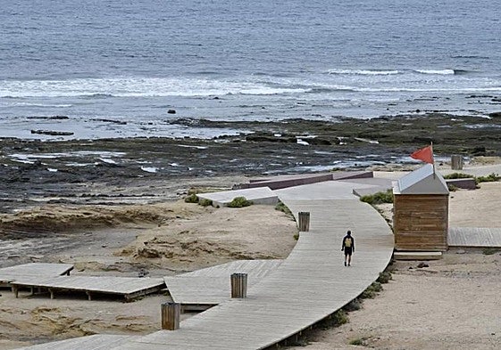 Imagen de archivo de la playa del Confital con bandera roja.