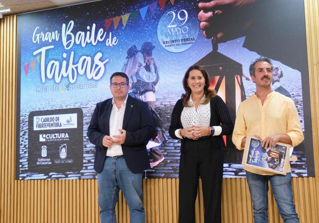 El alcalde David de Vera, la presidenta Lola García y el consejero de Cultura, Rayco León, ante el cartel de esta edición del Gran Baile de Taifas.