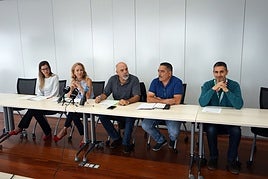 De izquierda a derecha: Yaiza Macario (CC OO), Yolanda Cívicos (IC), Manuel González (Sepca), Fernando Ravelo (Co.bas) y Ariel Molina (Csif).