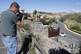 Un cámara graba la vivienda donde se produjo el secuestro.
