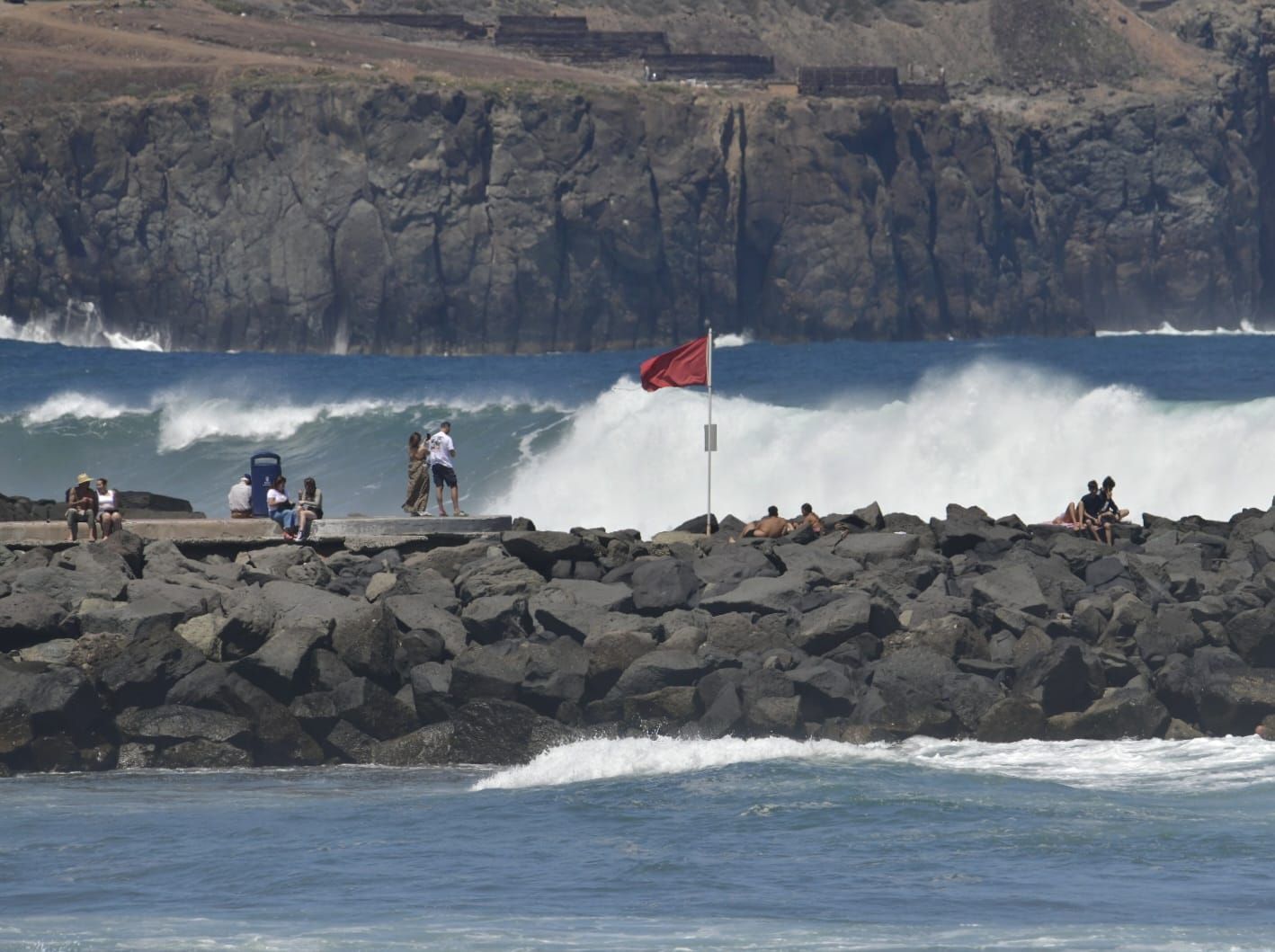 El fuerte oleaje sorprende a los bañistas en Las Canteras