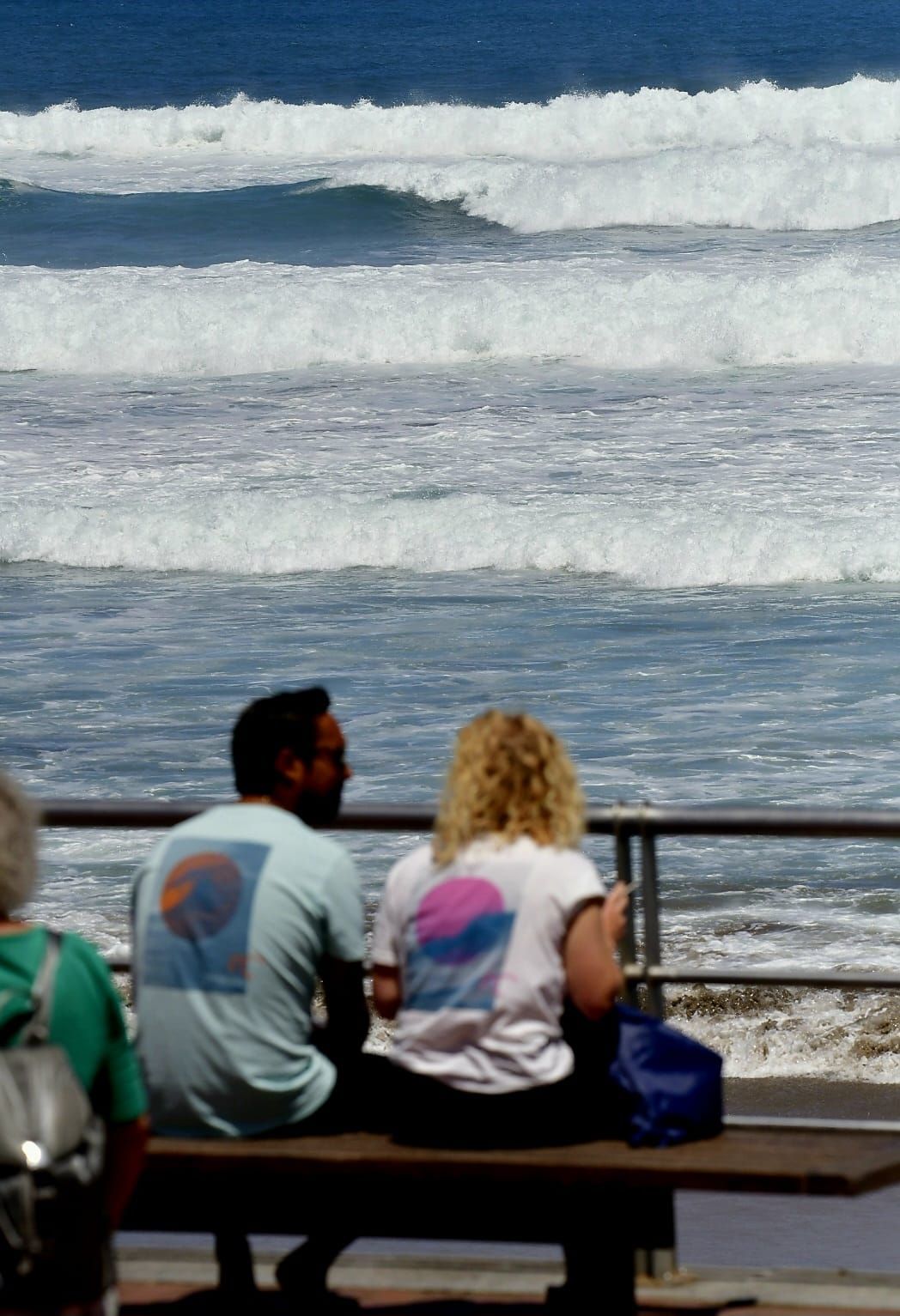 El fuerte oleaje sorprende a los bañistas en Las Canteras