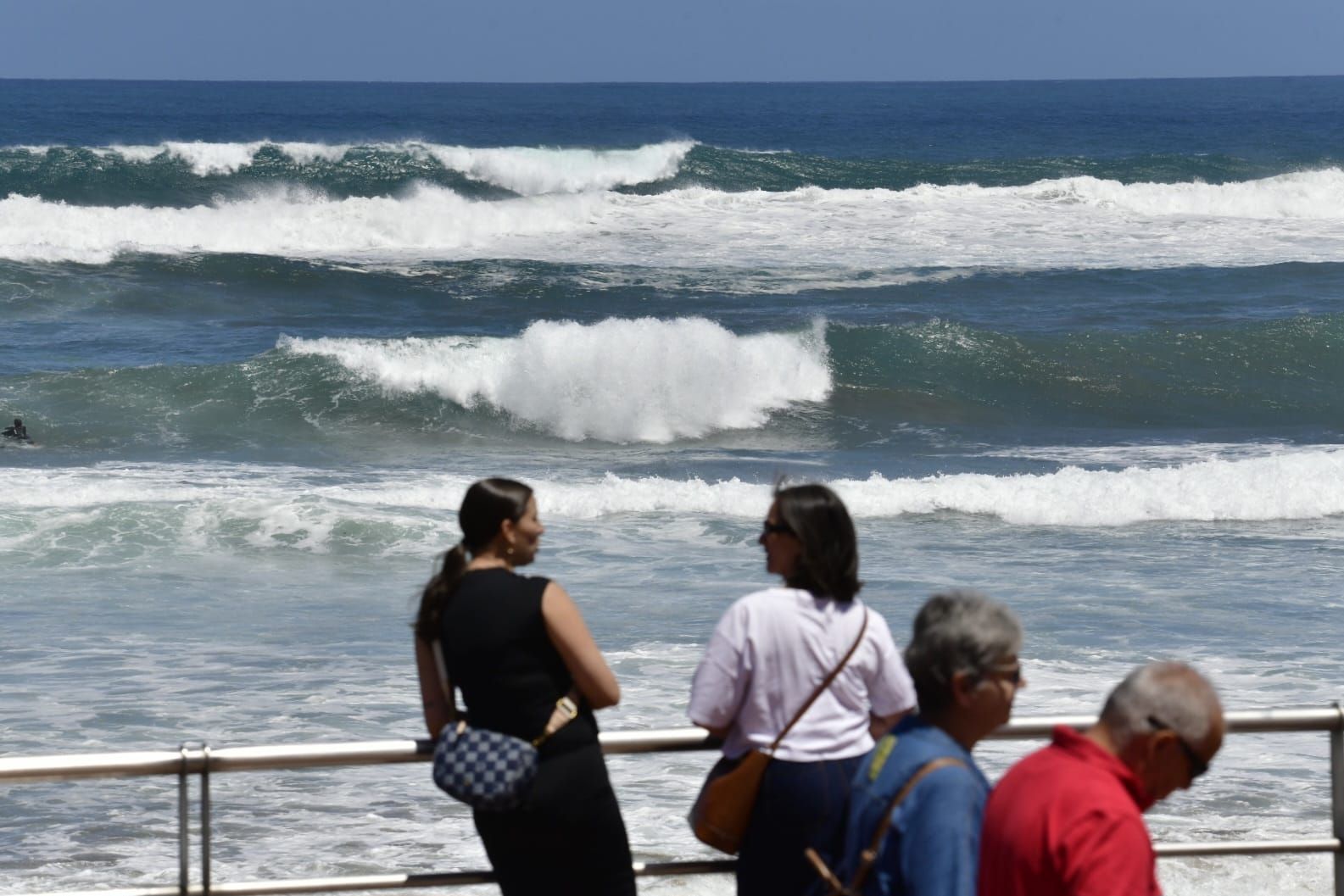El fuerte oleaje sorprende a los bañistas en Las Canteras