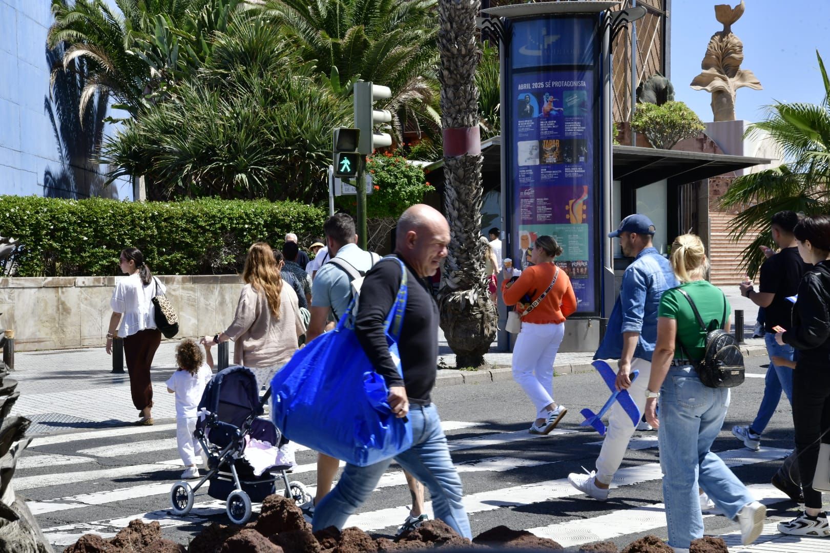 El fuerte oleaje sorprende a los bañistas en Las Canteras