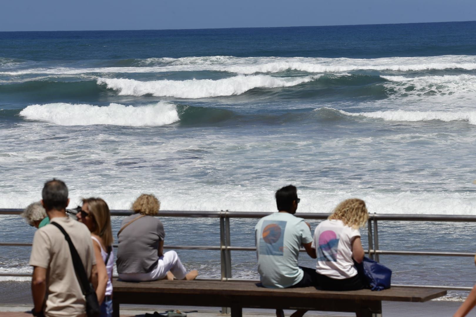 El fuerte oleaje sorprende a los bañistas en Las Canteras