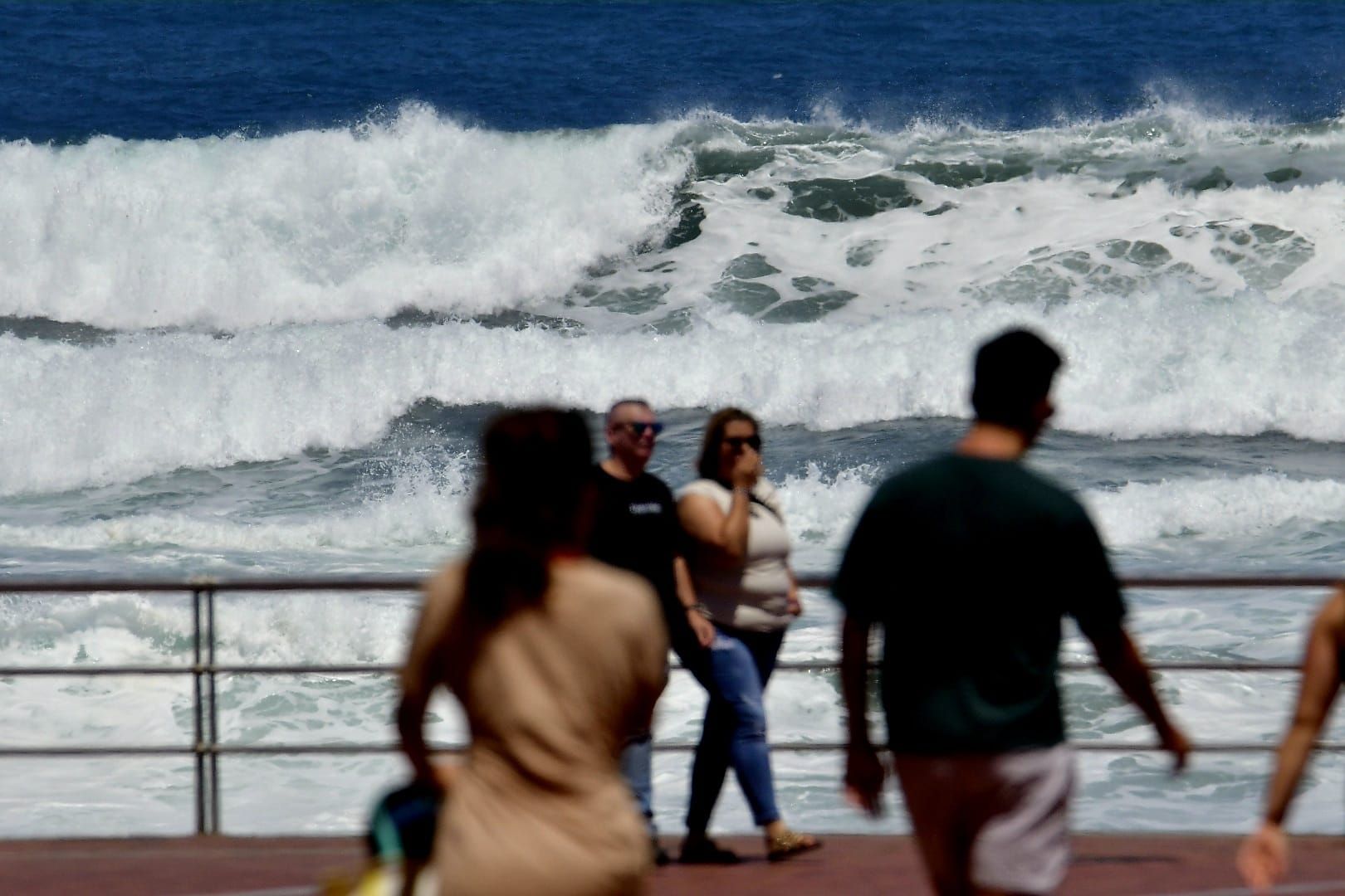 El fuerte oleaje sorprende a los bañistas en Las Canteras