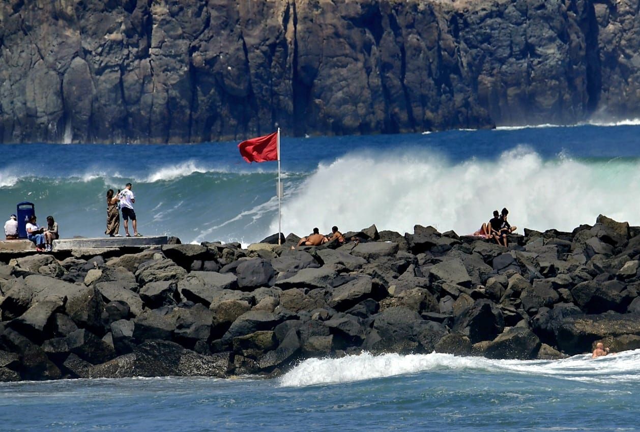 El fuerte oleaje sorprende a los bañistas en Las Canteras