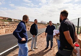 El alcalde David de Vera y el concejal de Servicios y de Pueblos y Barrios, David de León, con los representantes de la empresa adjudicataria.