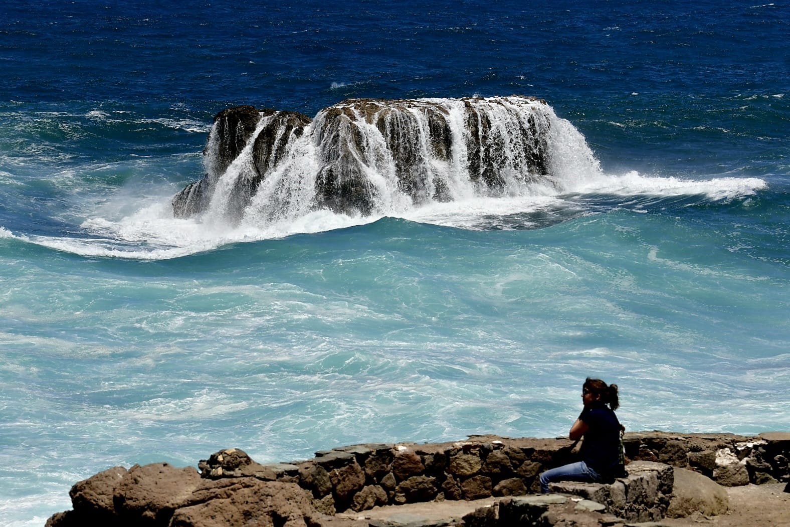 El fuerte oleaje sorprende a los bañistas en Las Canteras