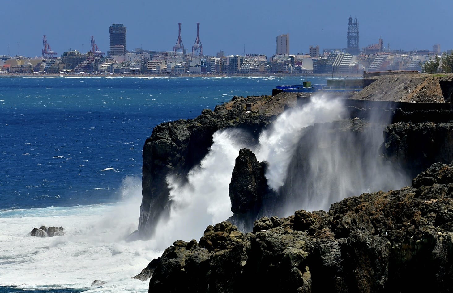 El fuerte oleaje sorprende a los bañistas en Las Canteras
