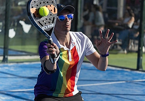 Uno de los participantes del torneo de padel más diverso.