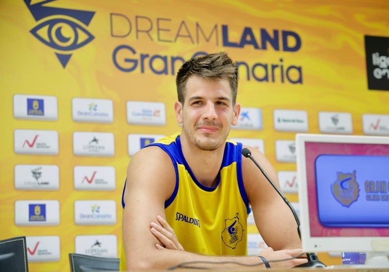 El jugador Nico Brussini en rueda de prensa este jueves.