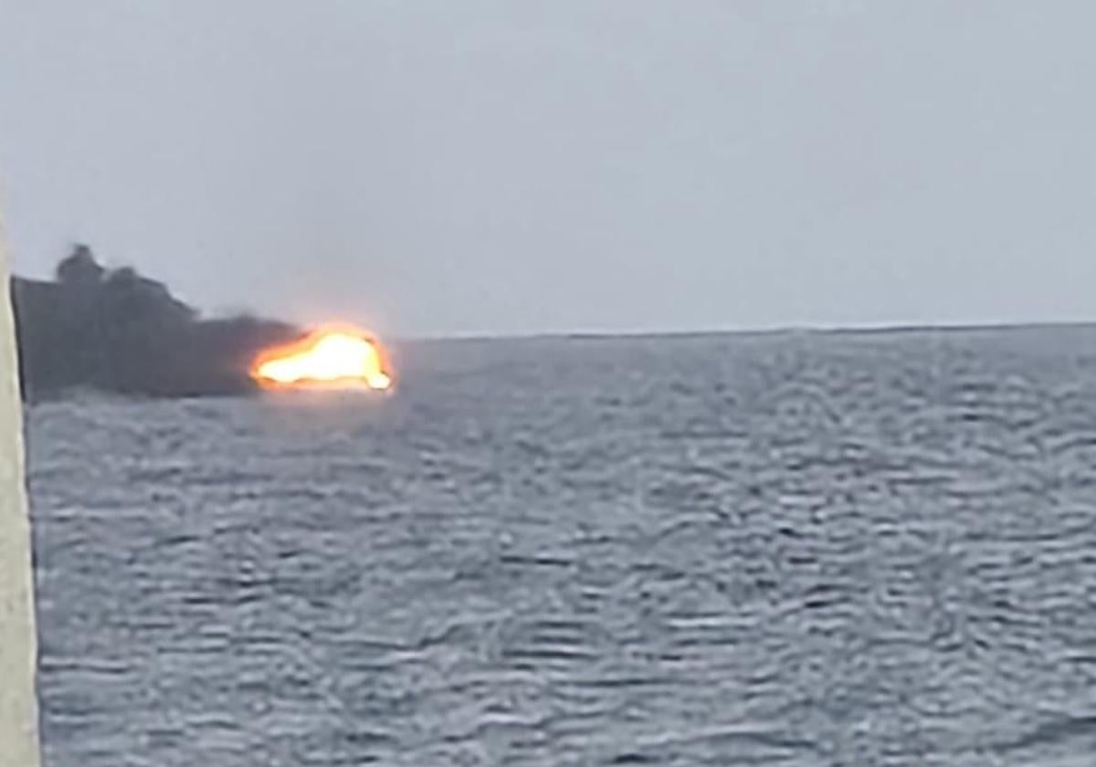 Cuatro heridos tras el incendio de una embarcación frente a Puerto Calero, en Lanzarote