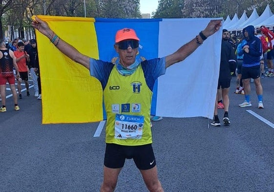 Miguel Martel, luciendo la bandera de Canarias, el pasado domingo en Madrid.