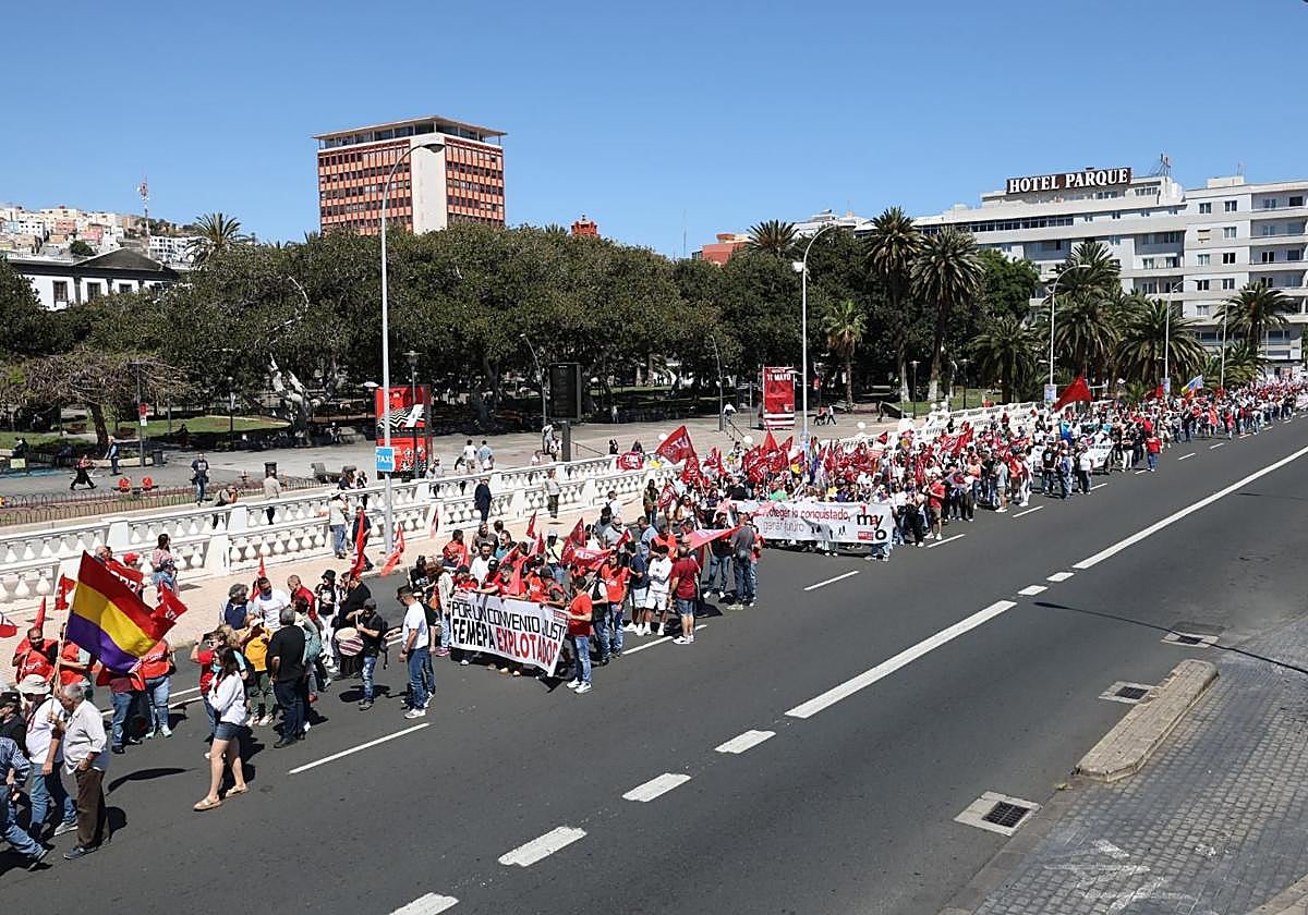 Las calles de Canarias tuvieron este Primero de Mayo cerca de un millar de trabajadores reclamando mejoras salariales.