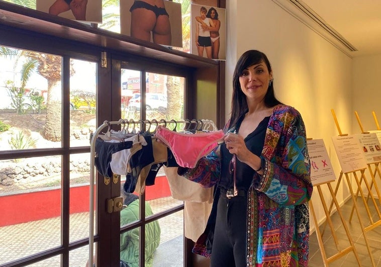 Silvia Matos muestra prendas de su línea de bañadores adaptados para personas trans.