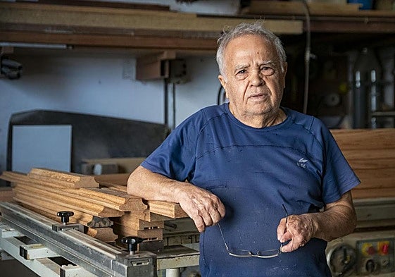Carmelo León, en su taller de carpintería de Los Giles.