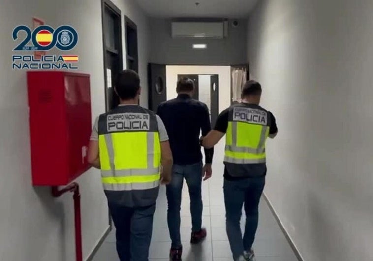 El presunto agresor siendo detenido