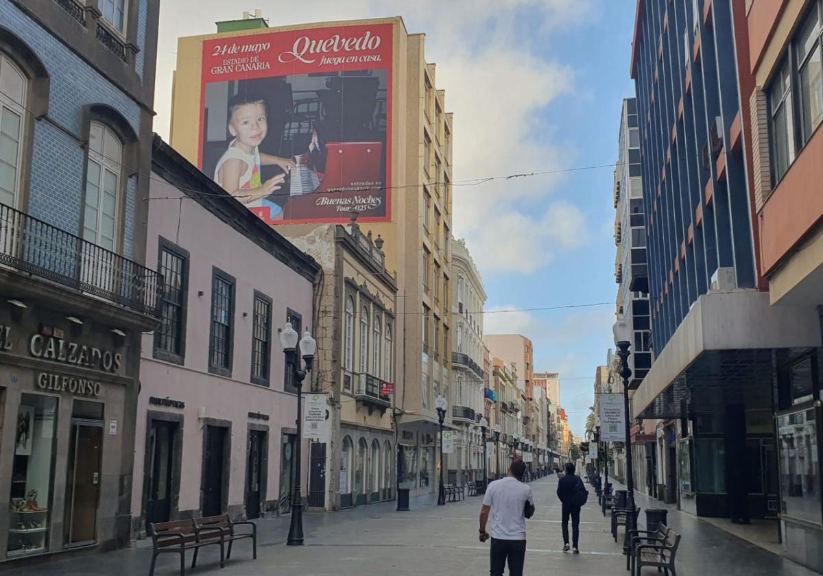 «Quevedo juega en casa» y aparece por sorpresa en Triana