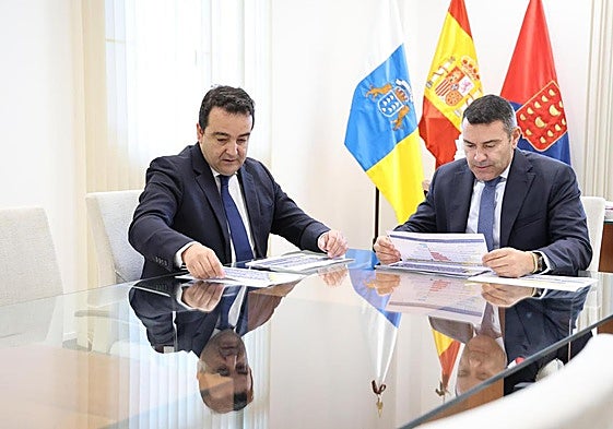 Entrega de documento de la Cámara en el Cabildo de Lanzarote.