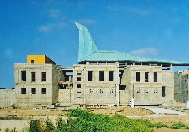 Foto del archivo del arquitecto. Muestra la iglesia aún en obras, pero ya bastante avanzada.