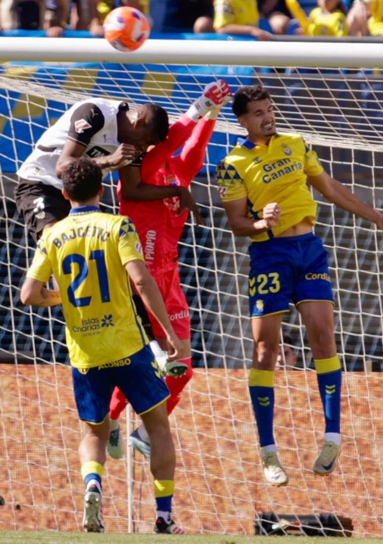 Imagen - Horkas busca el balón en un saque de esquina.