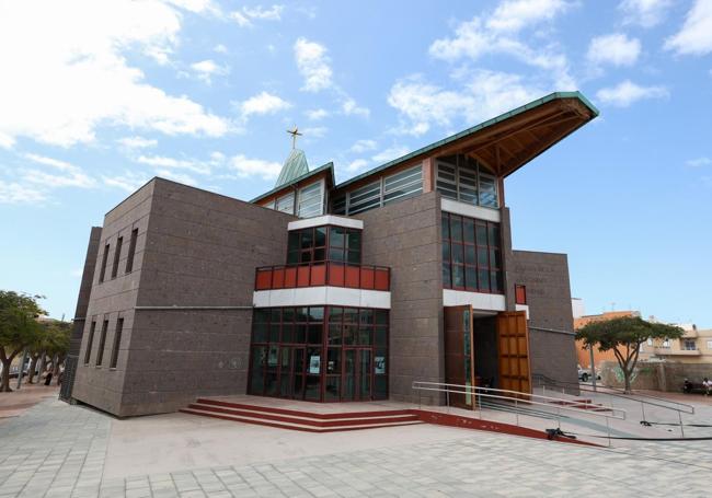 Otra vista de la iglesia de la Santísima Trinidad.