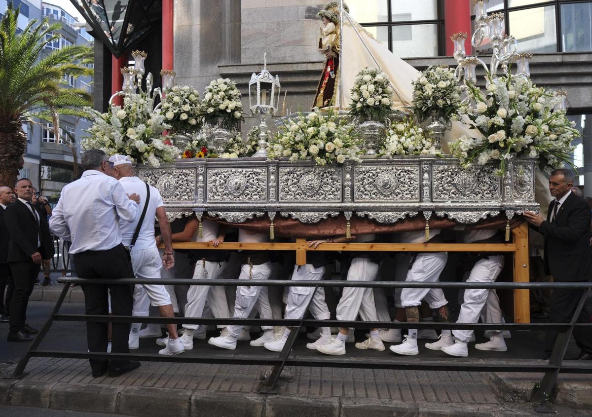 Imagen secundaria 1 - La imagen en procesión cargada por sus costaleros.