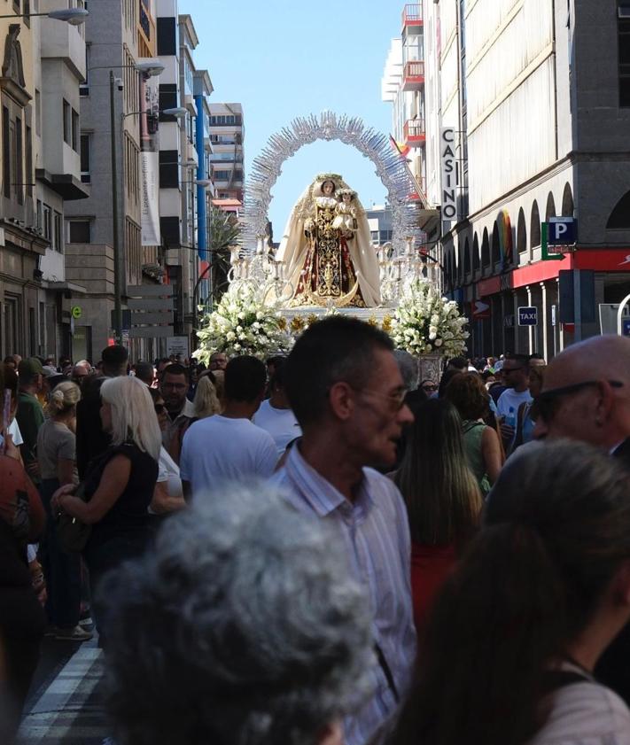 Imagen secundaria 2 - La imagen en procesión cargada por sus costaleros.