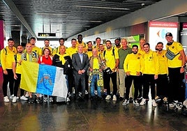Imagen de la llegada de la plantilla del CV Guaguas al aeropuerto de Gran Canaria.