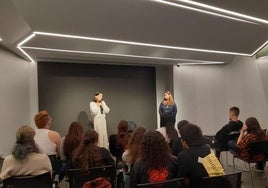 En la imagen, África Kamble y Eva Pascual, en un momento de la charla.