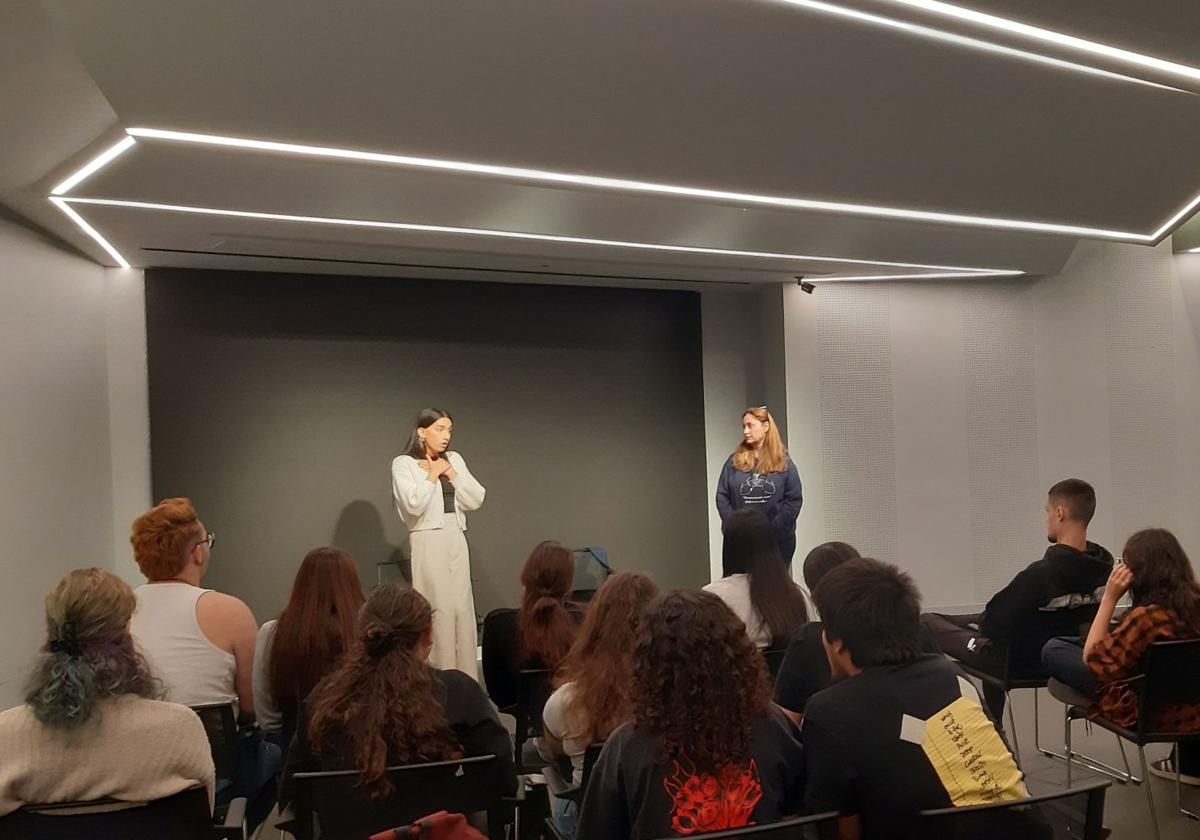 En la imagen, África Kamble y Eva Pascual, en un momento de la charla.