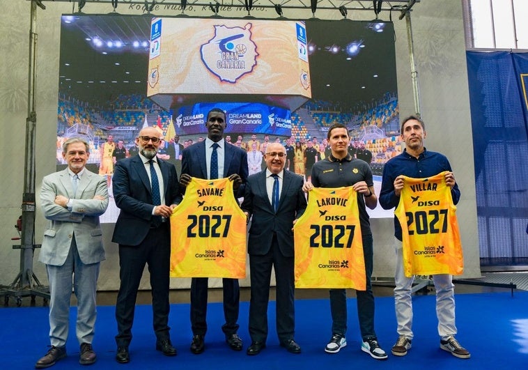 De izquierda a derecha: Pedro Justo, Aridany Romero, Sitapha Savané, Antonio Morales, Jaka Lakovic y Willy Willar posan con la camiseta conmemorativa hasta 2027.