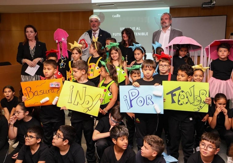 En primer término, alumnado del colegio Maestro Félix Santana de Telde y detrás, de izquierda a derecha, Marta Domínguez, Lluís Serra, Julieta Schallenberg y Javier Almunia.