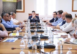 Presentación del estudio sobre el taxi a los representantes de los ayuntamientos, en el Cabildo.