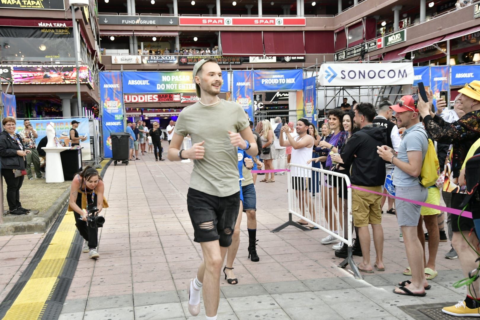 Con tacones y a la carrera por el Pride