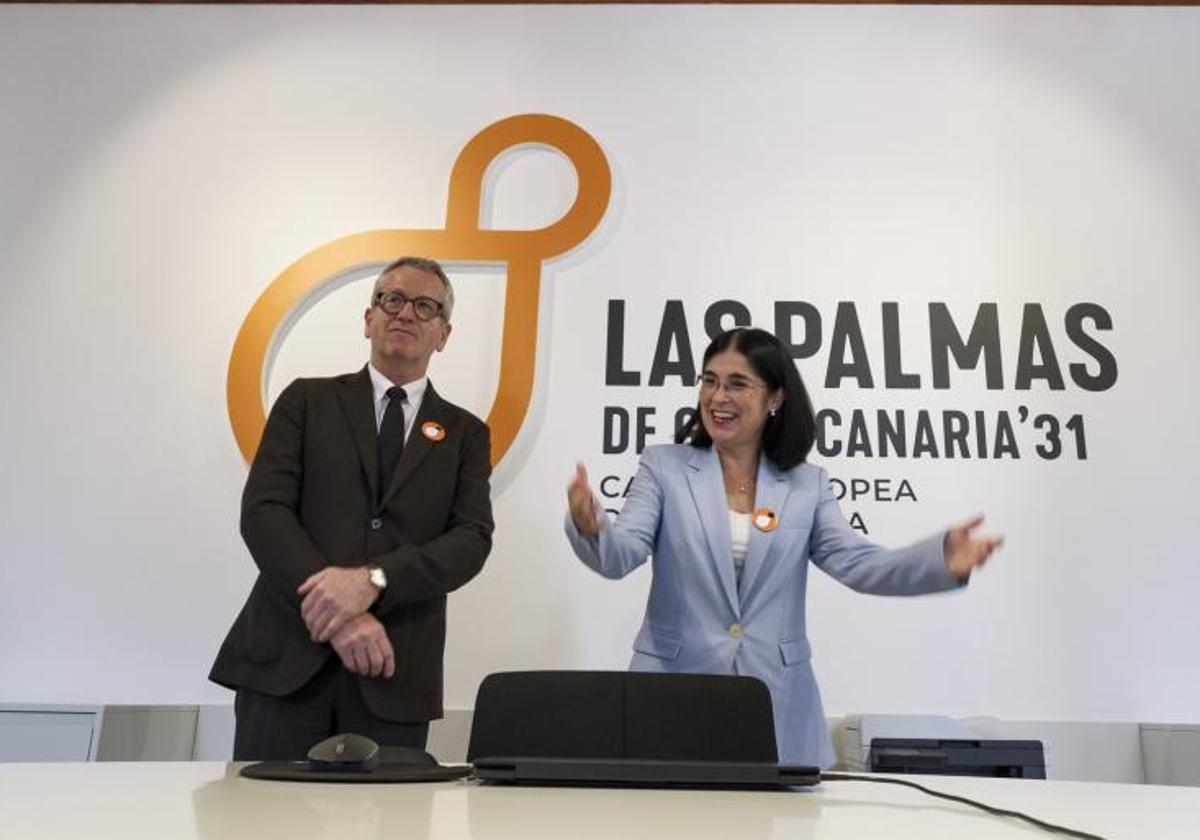Tony R. Murphy, junto con Carolina Darias, alcaldesa de la capital grancanaria.