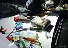 Imagen de las pertenencias que guardaba el detenido en su mochila.