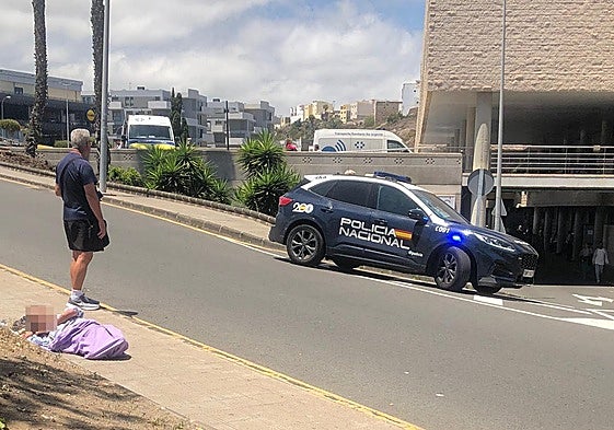 Imagen captada este martes, sobre las 12.00 horas, con un hombre acompañando al herido a la espera de recibir ayuda.