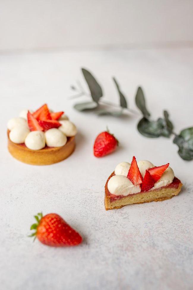 Postre con fresas en Ave Pastelería